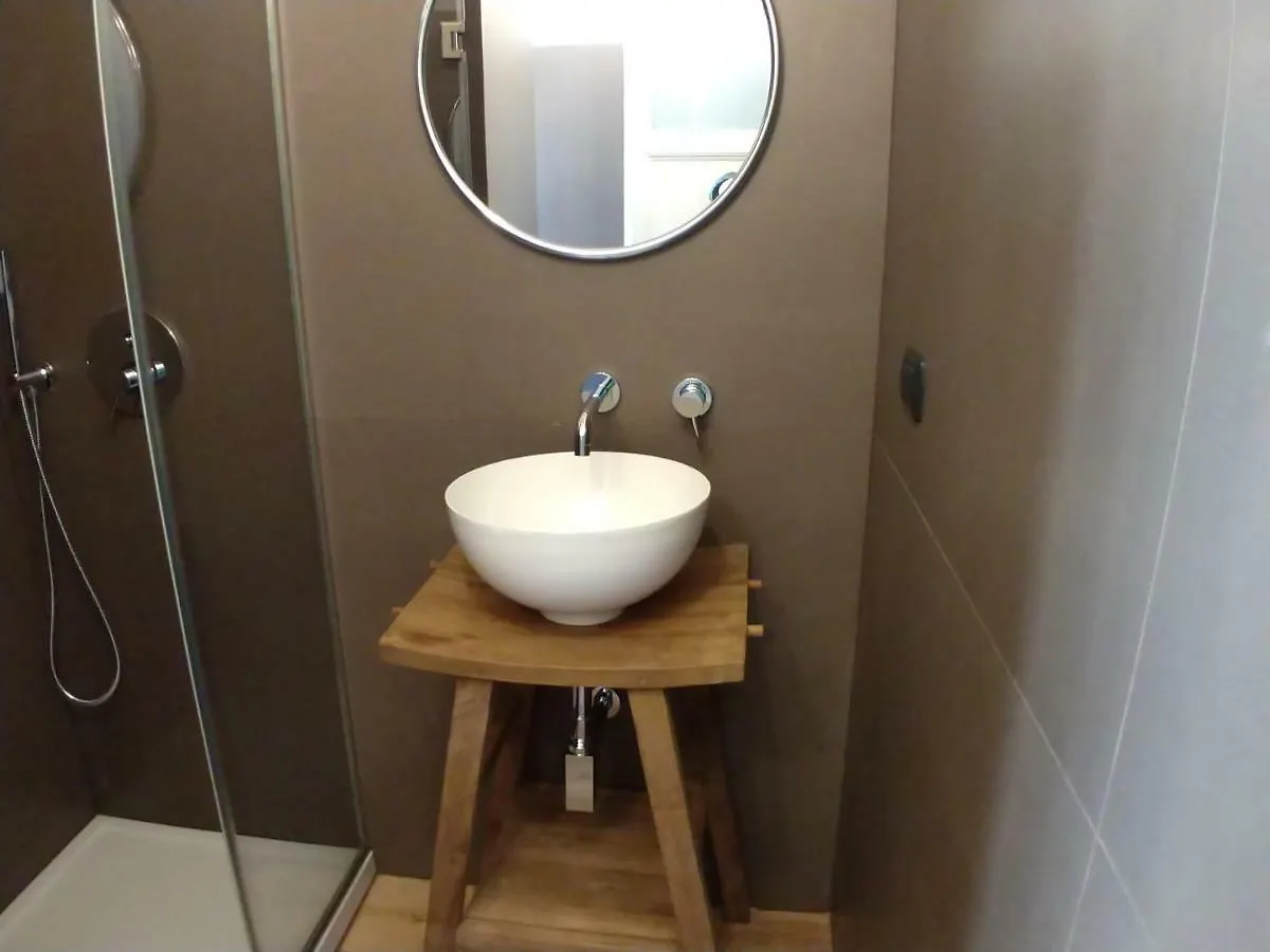 Gray design suite in casa epoca Isola Garibaldi Milano Appartamento