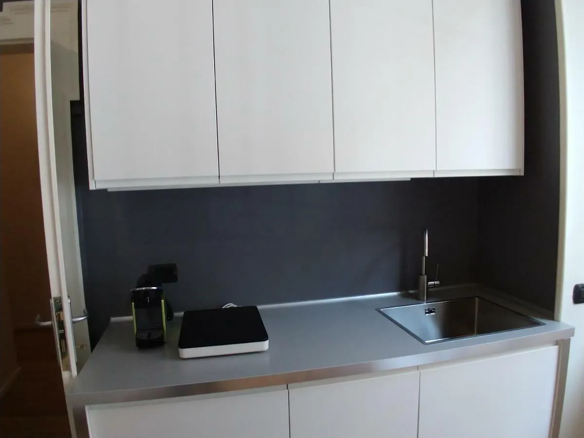 Gray design suite in casa epoca Isola Garibaldi Milano Appartamento